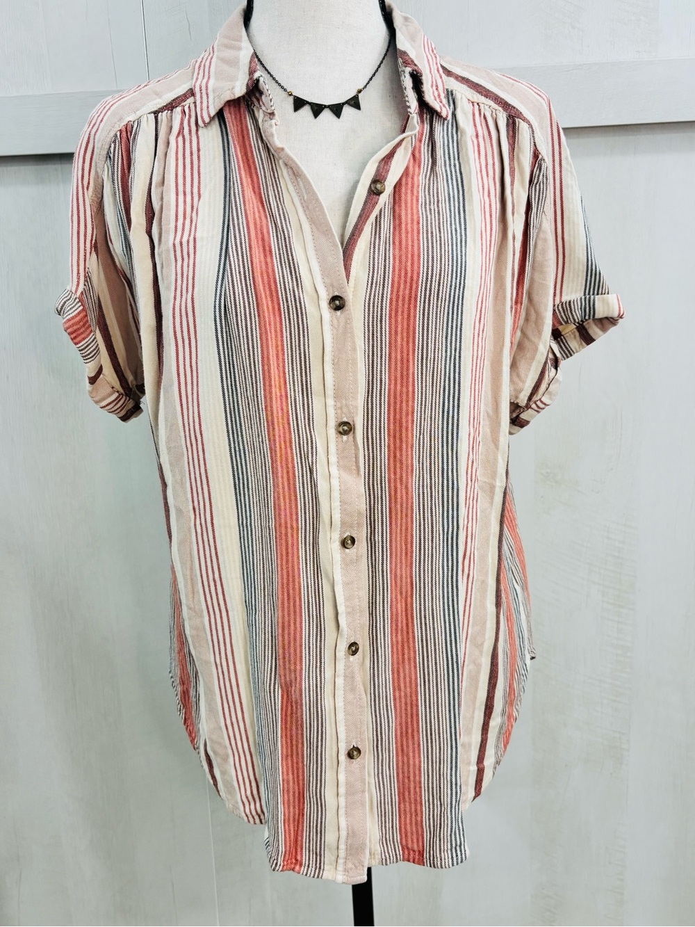 Universal Thread Short Sleeve Camp Shirt Soft Button Down Blouse Relaxed fit Med